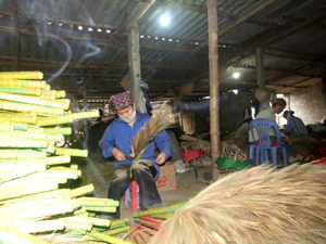 Ngành nghề sản xuất chổi chít phát triển, tạo việc làm, tăng thu nhập cho nhân dân xã Dân Hòa.

